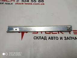 1Крепление (планка) уплотнителя стойки B передний левый Tesla model S, REST 6009579-00-C