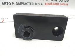 2Гайка закладная кронштейна крепления двигателя Tesla model X 1069434-S0-B