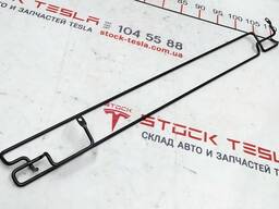 Кронштейн крепления чехол-накладки нижней спинки двойного левого сиденья 2-го ряда Tesla m