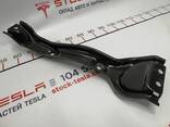 Направляющая сиденья второго ряда (крепление батареи) средняя Tesla model 3 1098704-00-D - фото 3