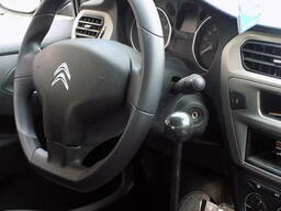 Rankinis automobilio valdymas neįgaliesiems. \ T