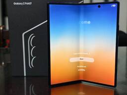 „Samsung Z Fold 7“ su mėlynu šešėliu, 16 GB RAM ir 1 TB vidine atmintimi.