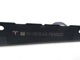 Табличка с VIN кодом под лобовым стеклом Tesla model 3 1006865-00-C