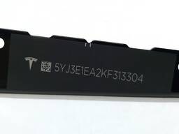 Табличка с VIN кодом под лобовым стеклом Tesla model 3 1006865-00-C